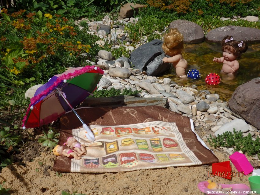 Толстушечки Беренджер идут на пляж (фото 7)