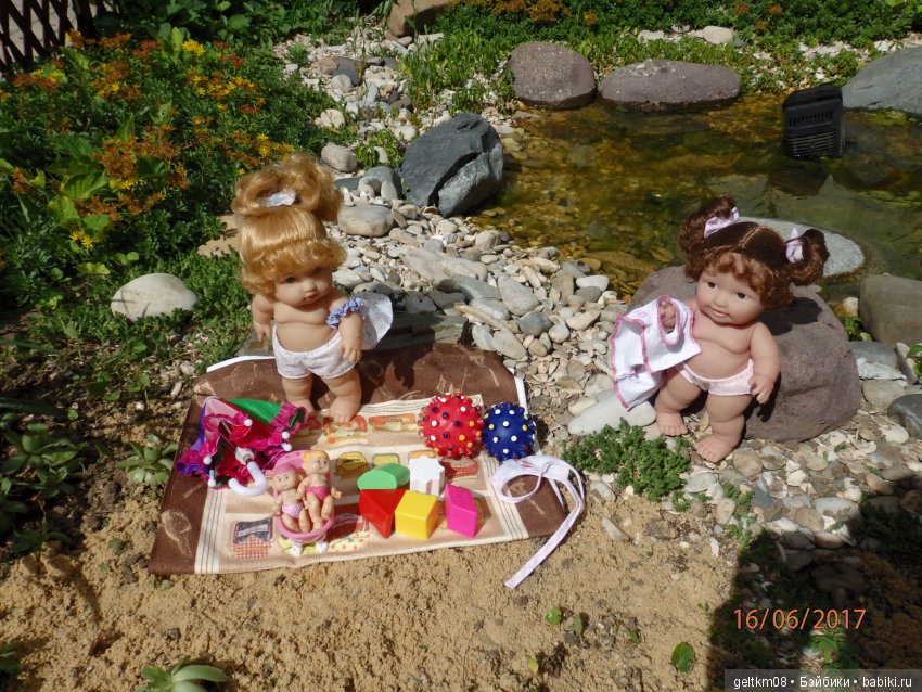 Толстушечки Беренджер идут на пляж