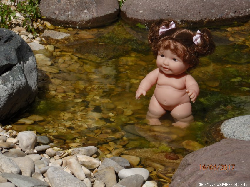 Толстушечки Беренджер идут на пляж (фото 4)