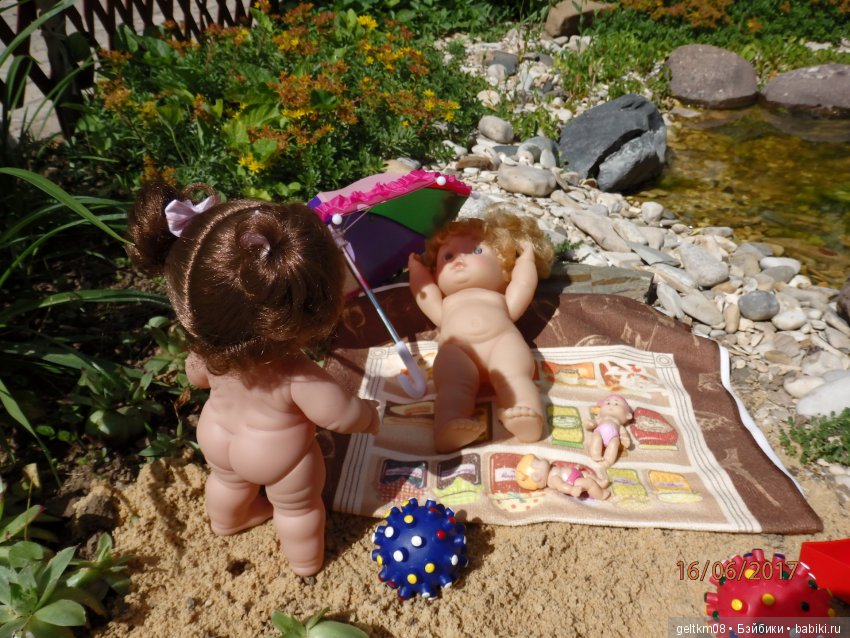 Толстушечки Беренджер идут на пляж (фото 2)