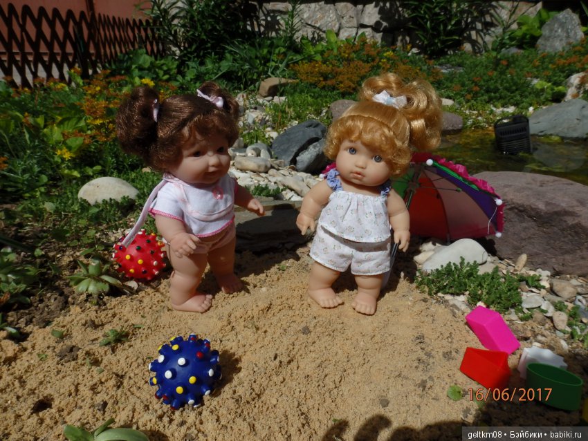 Толстушечки Беренджер идут на пляж