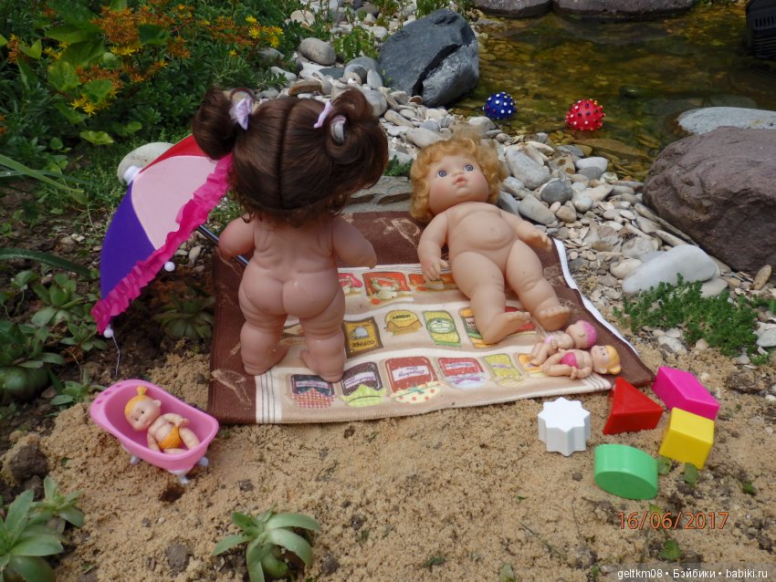 Толстушечки Беренджер идут на пляж