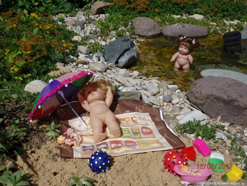 Толстушечки Беренджер идут на пляж (фото 3)