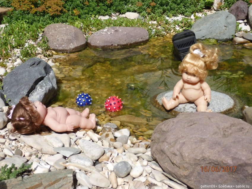 Толстушечки Беренджер идут на пляж (фото 9)