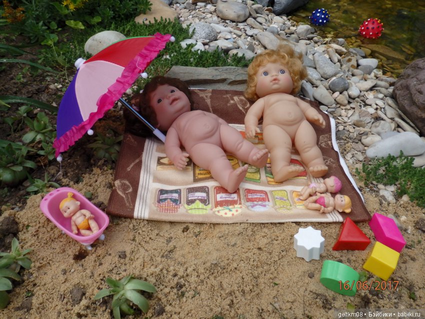 Толстушечки Беренджер идут на пляж