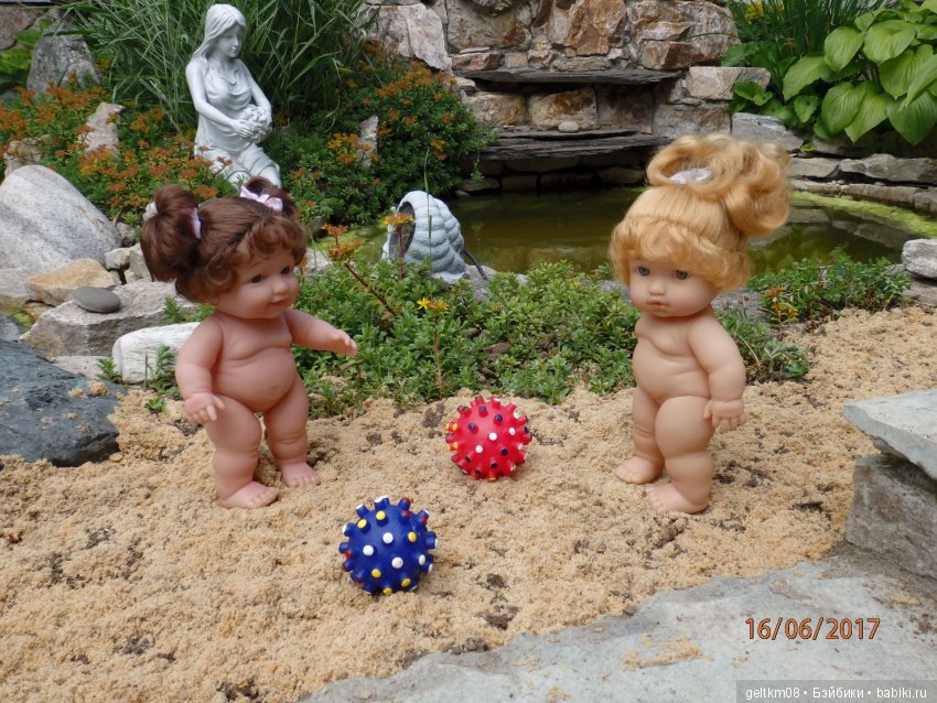 Толстушечки Беренджер идут на пляж