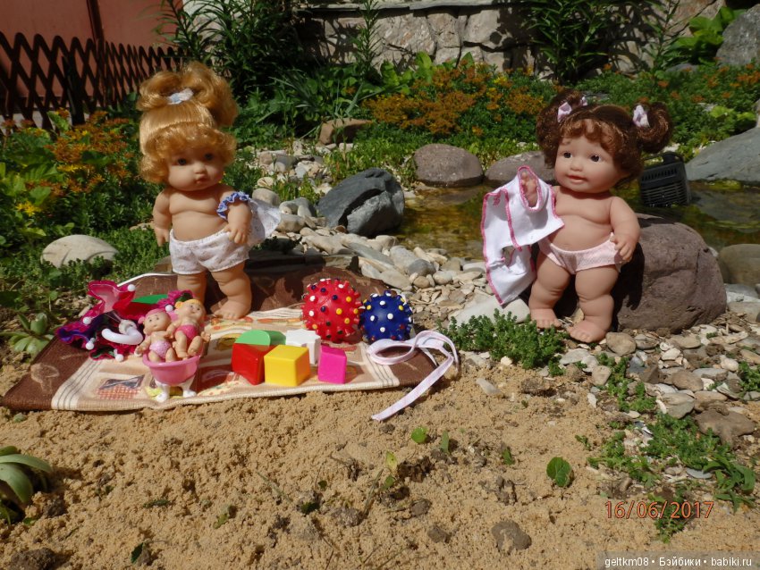 Толстушечки Беренджер идут на пляж