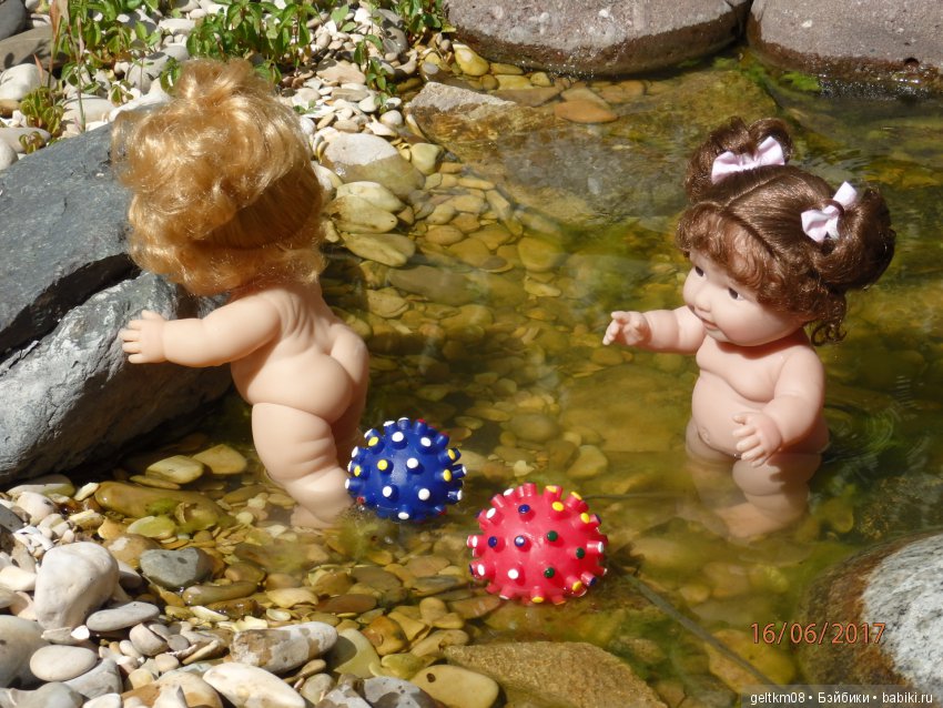 Толстушечки Беренджер идут на пляж (фото 5)