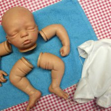 "...Взрослые женщины одержимы пугающе реальными куклами и тратят на них состояния..."