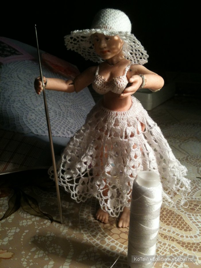 Юбка вяжется по схеме какой-нибудь салфетки.