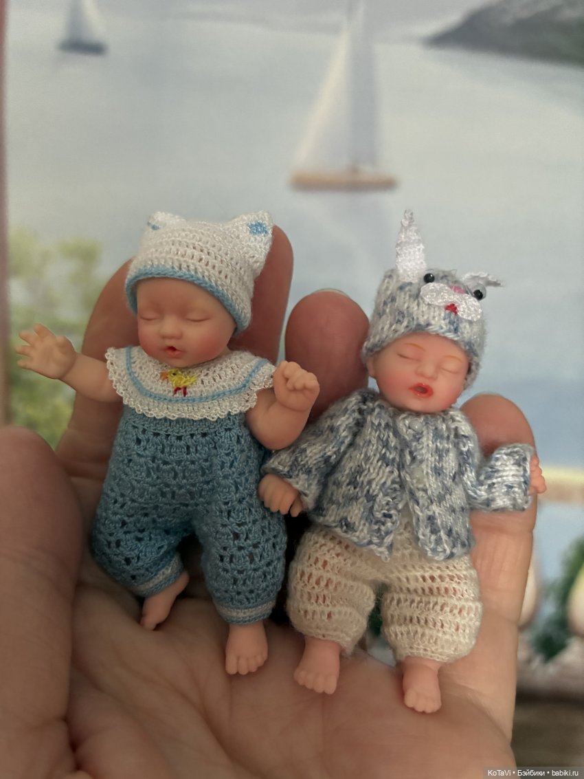 Очень нравятся пупсики и ваши наряды! Я тоже одеваю своих, но очень медленно получается.:)))