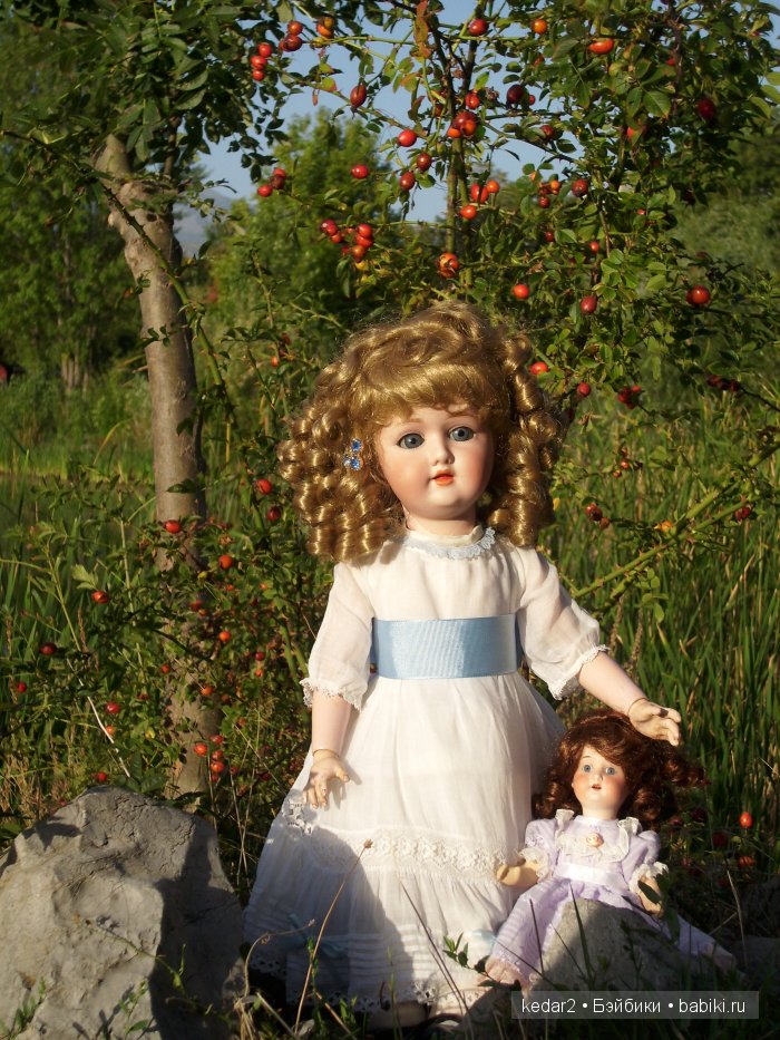 Пола с ее куклой