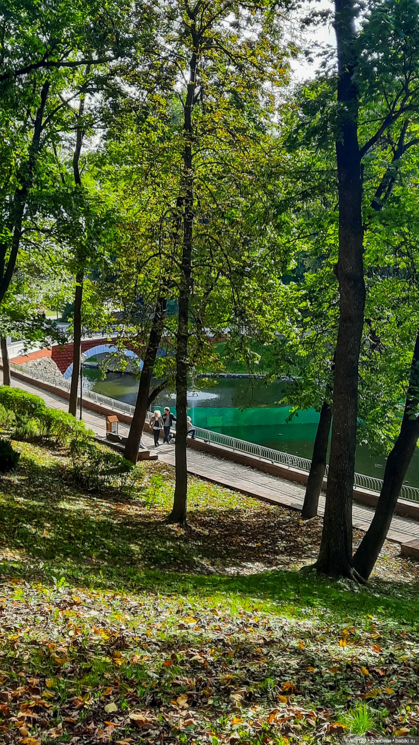 Марианна в парке с белочками 🐿️ 🐿️🐿️