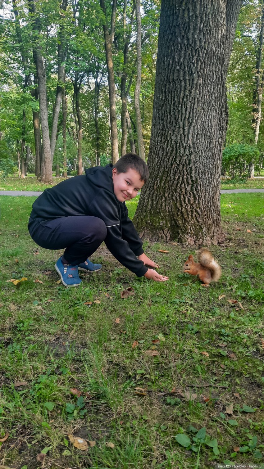 Марианна в парке с белочками 🐿️ 🐿️🐿️