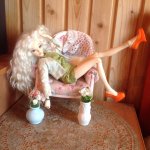 Женщину делает прическа и обувь....