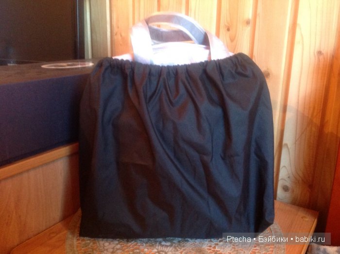 Это сумочка Высотой около 40 ширина около 10 длина 35 и непромокаемый черный чехол