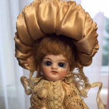 petite mignonnette sur sa chaise Napoléon 3 superbe bouche fermée 24cm