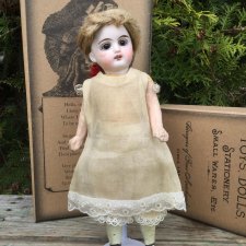 Маленькая ,очень редкая куколка в трогательной коробочке