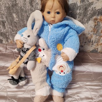 Малыша зовут Илюша.