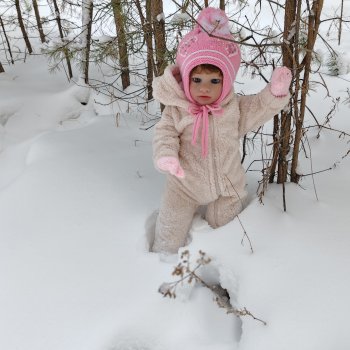 Дина в зимнем лесу.