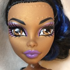 Monster High с сиреневыми губами