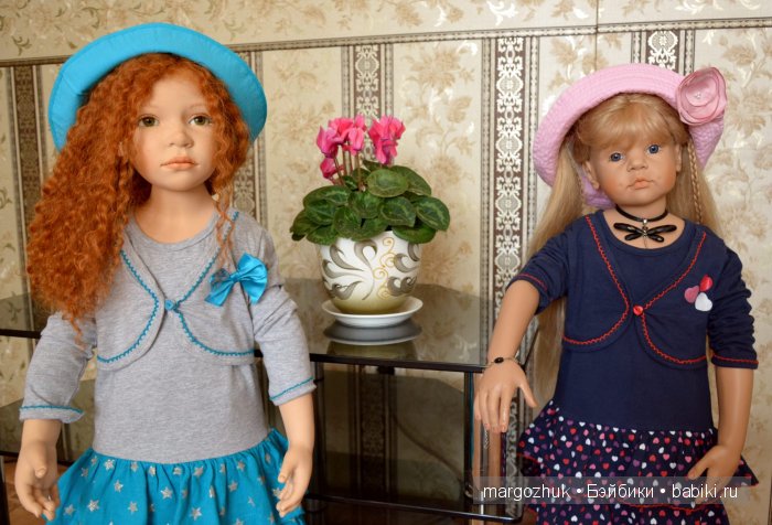 Поселились у меня две подружки