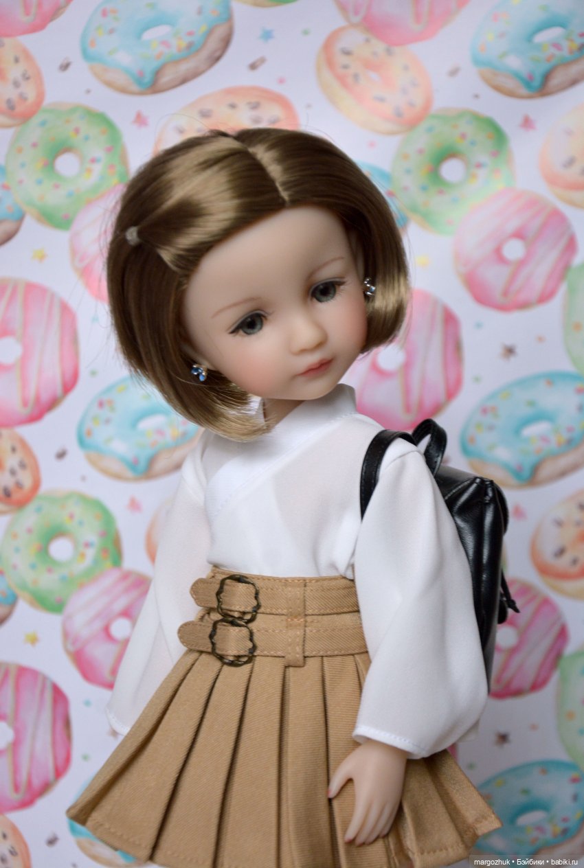 Вероника - девочка с голубыми волосами