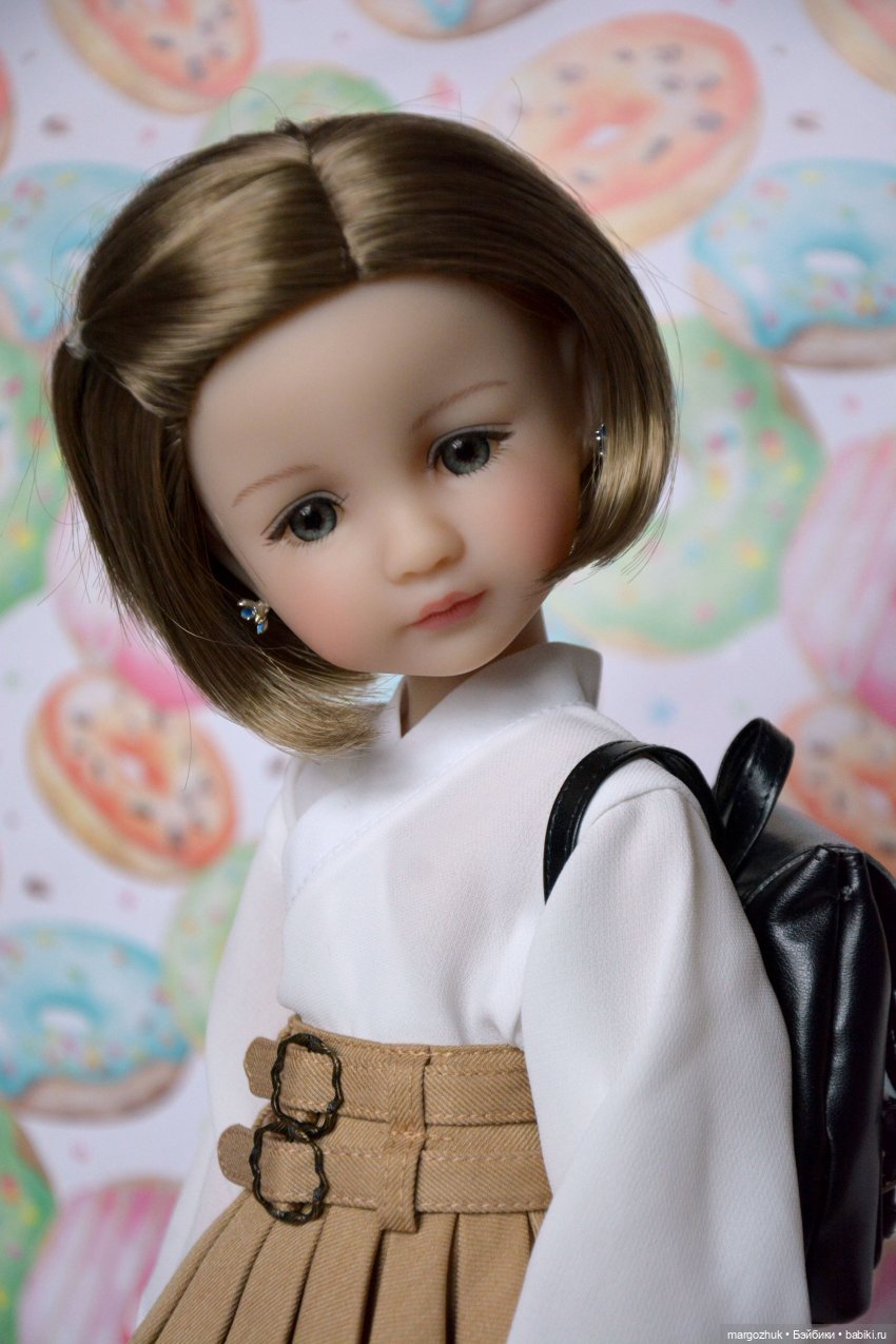 Вероника - девочка с голубыми волосами