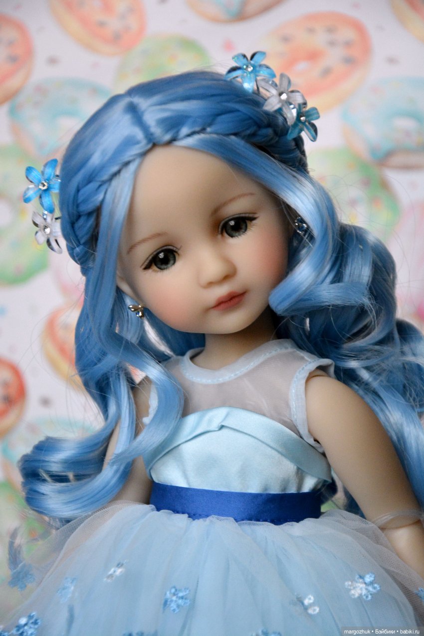 Вероника - девочка с голубыми волосами