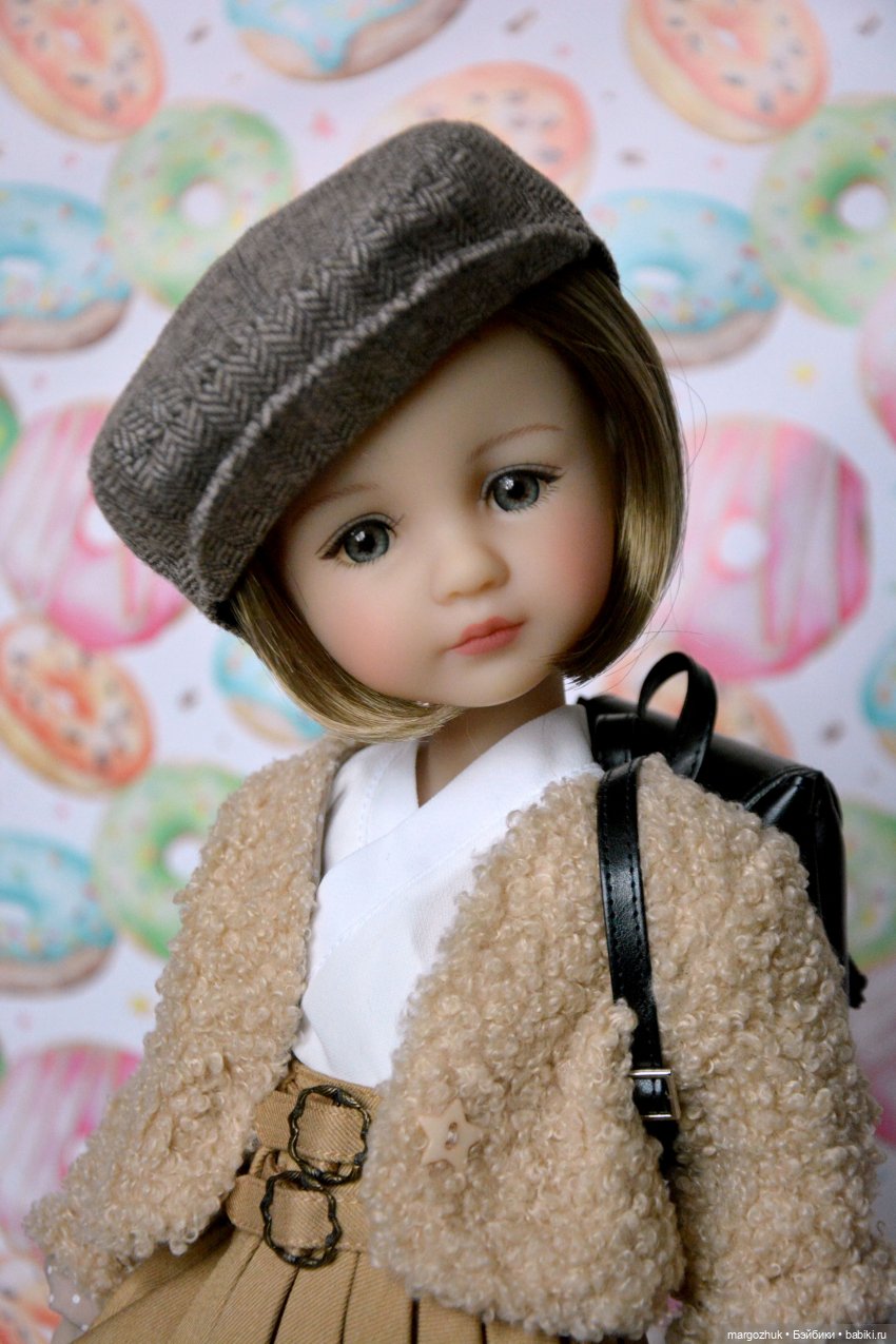 Вероника - девочка с голубыми волосами