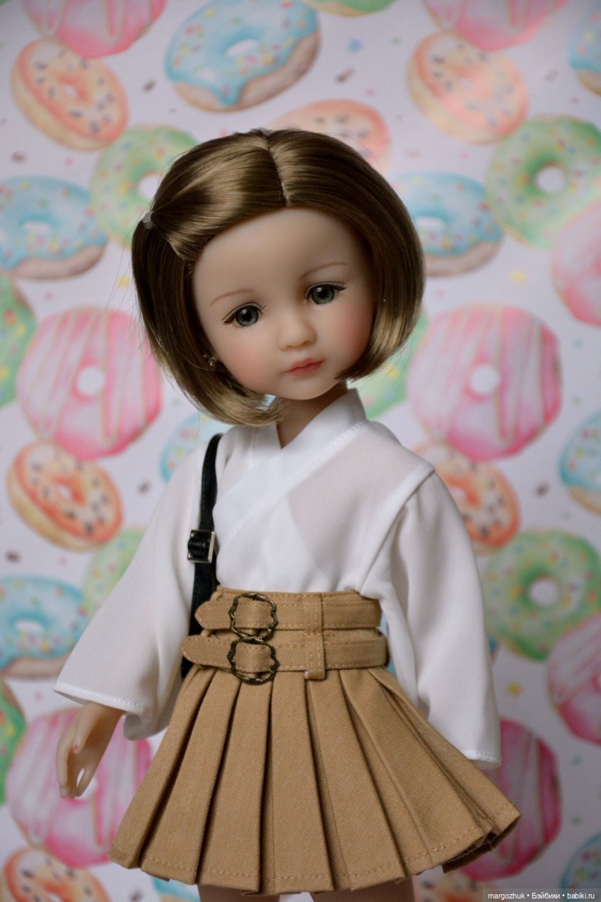 Вероника - девочка с голубыми волосами