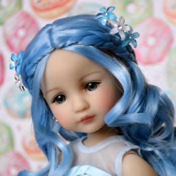 Вероника - девочка с голубыми волосами