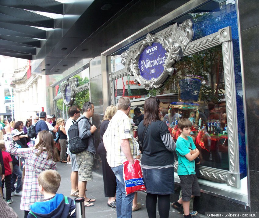 Австралия в январе: Рождественские витрины у «Майера»