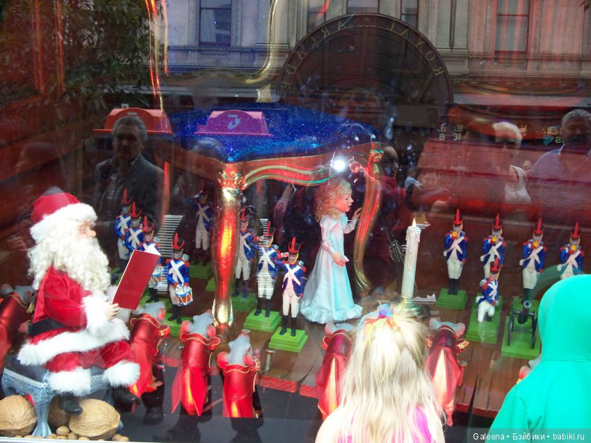 Австралия в январе: Рождественские витрины у «Майера»