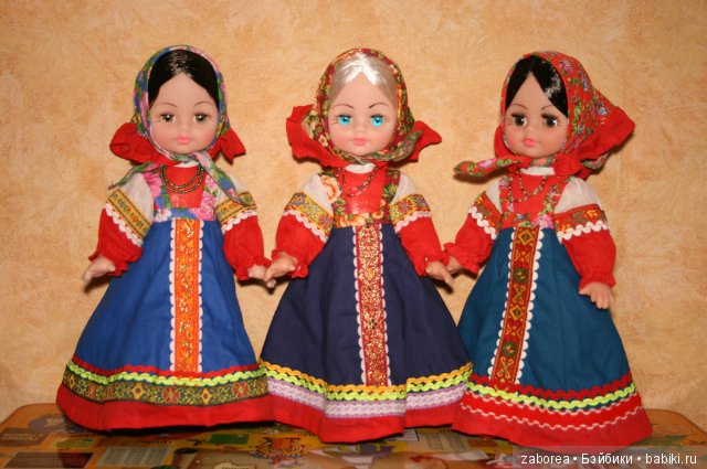 Современные фабричные куклы в русском национальном костюме