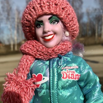 Маргарита Павловна изучает окрестности.