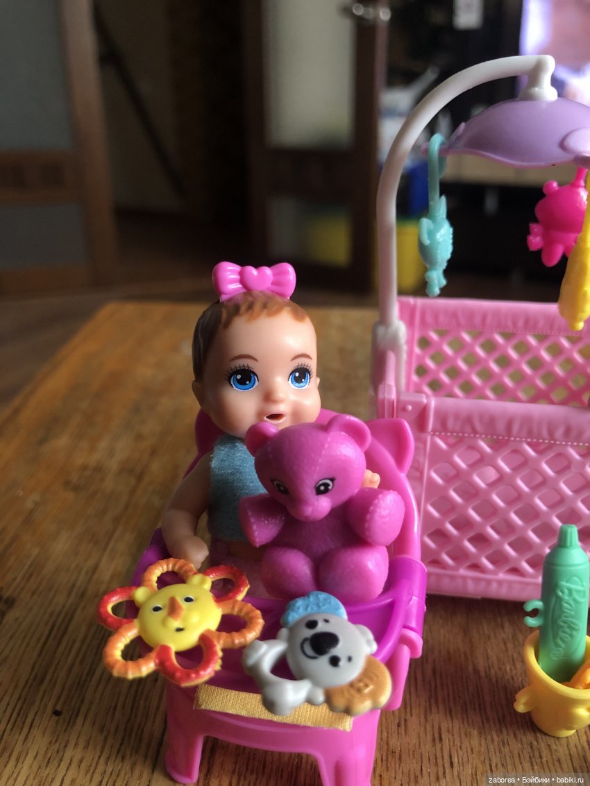 Малыши Barbie под присмотром
