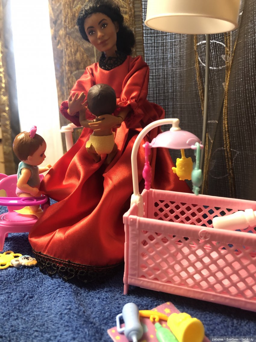 Малыши Barbie под присмотром