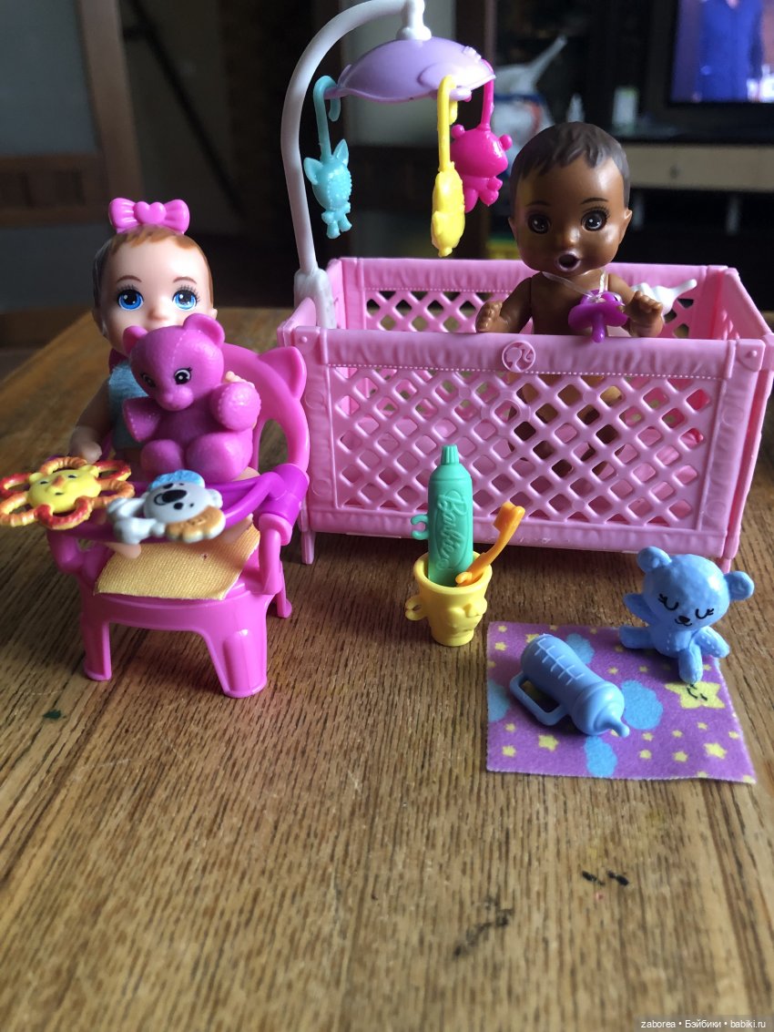 Малыши Barbie под присмотром