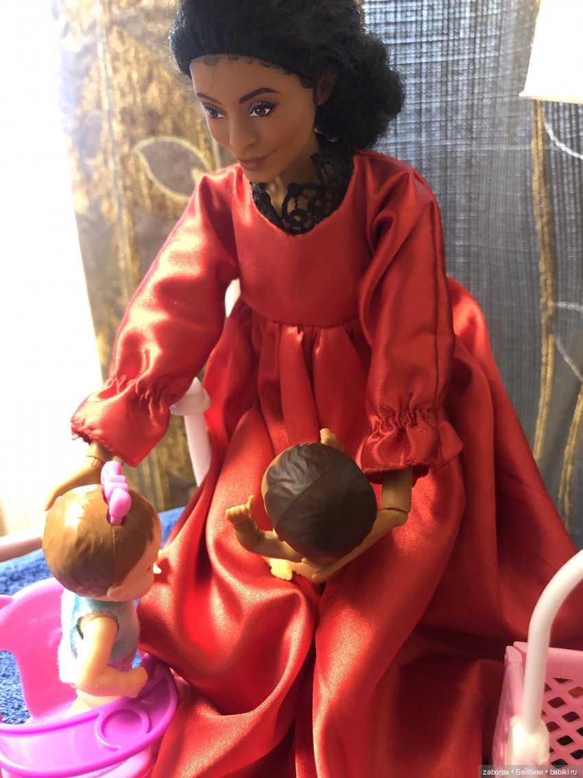 Малыши Barbie под присмотром