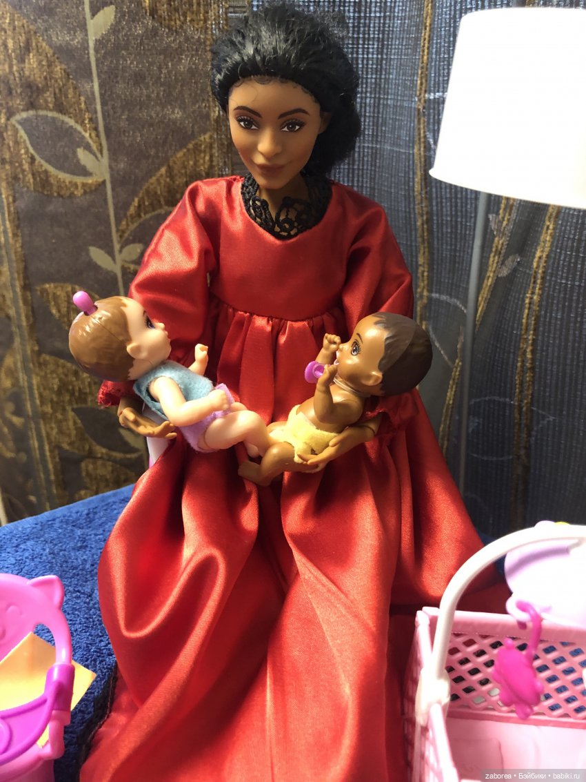 Малыши Barbie под присмотром
