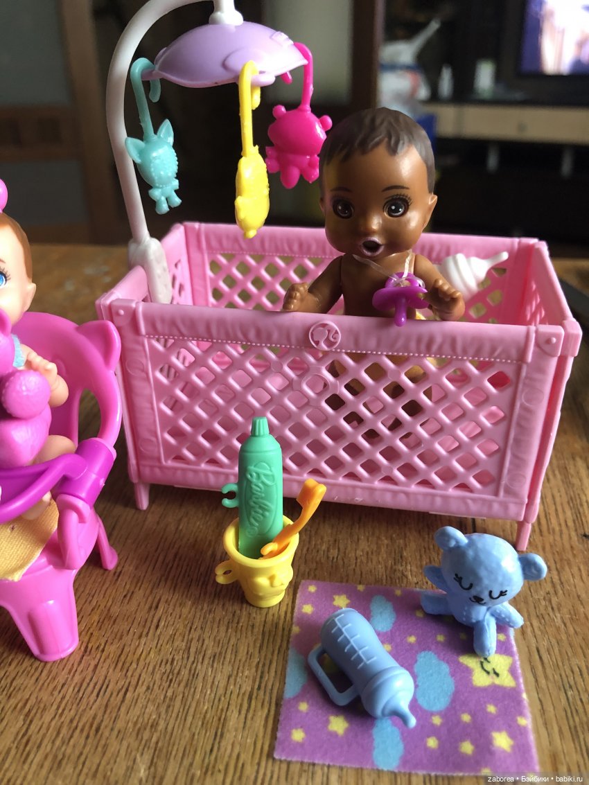 Малыши Barbie под присмотром