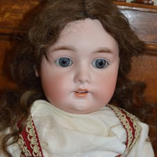 Кукла антикварная Принцесса. Большая просьба подсказать, чьих кровей девочка