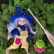 Маленькая ведьмочка с лягухой