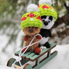 Ёся и Пандик катаются на саночках. Авторские игрушки Наденьки Богомоловой