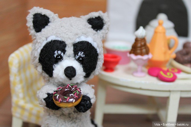 Енотик и вкусняшки. Авторская игрушка Наденьки Богомоловой (фото 5)