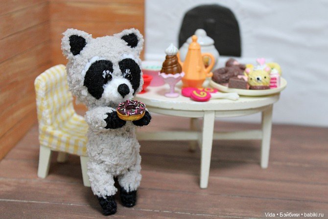 Енотик и вкусняшки. Авторская игрушка Наденьки Богомоловой (фото 4)