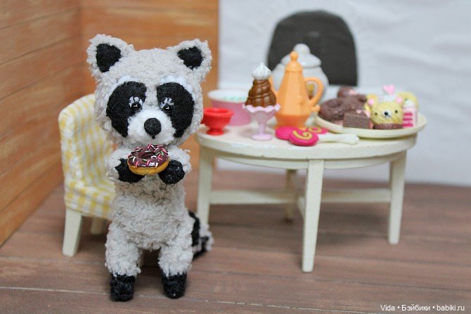 Енотик и вкусняшки. Авторская игрушка Наденьки Богомоловой (фото 6)