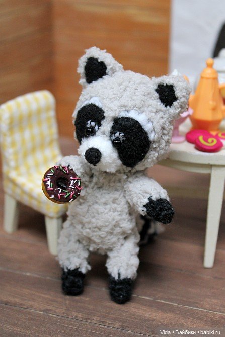 Енотик и вкусняшки. Авторская игрушка Наденьки Богомоловой (фото 7)