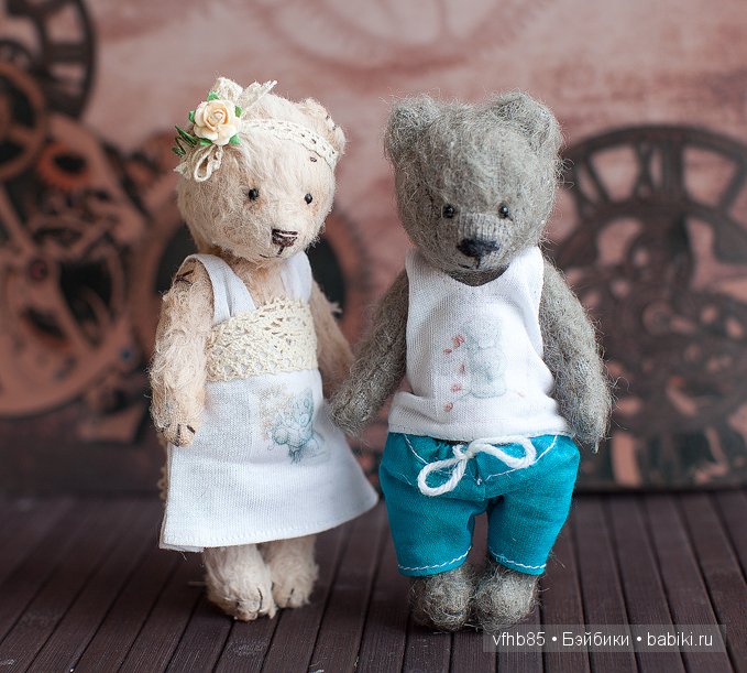 Здравствуйте! Я шью одежду для кукол бжд размером 1/4 и 1/8. А так же мишек тедди. Еще создаю самих мишек тедди =))